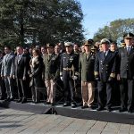 Autoridades en el izamiento de Banderas