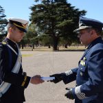 Brigadier ACTIS entrega diploma al S.M. Cadete SPERONI