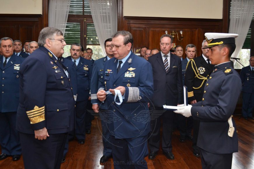 Condecoración al Comandante en Jefe de la Fuerza Aérea Uruguaya en la E.A.M.