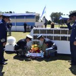 Ofrenda floral en memoria del personal fallecido de la Promoción LXII