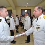 Brigadier ACTIS entrega diploma a un nuevo Alférez.