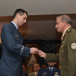 Nuevo Aviador Militar recibe premio de representante del Ejército Argentino.