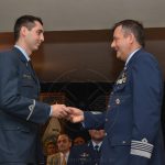 Com. ROBERTSON hace entrega de un premio a un nuevo Aviador Militar