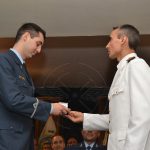 Nuevo Aviador Militar recibe premio de representante de la Armada Argentina.