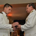 Brig. Gral. "VGM" AMREIN entrega un premio a un nuevo Alférez.