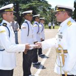 El Brig. ACTIS entrega diploma al Suboficial Cadete que ascendió.