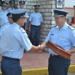 El Com. ROBERTSON recibe la banderola por su paso en el Grupo Aéreo Escuela.