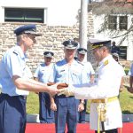 El Com. QUIROGA recibe la banderola por su paso en el Cuerpo de Cadetes.