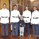 Cadetes de la E.A.M. junto a un niño en la Noche de los Museos