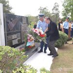 El Director de la E.A.M. junto al Comodoro “VGM” (R) Armando BUIRA colocan una ofrenda floral.