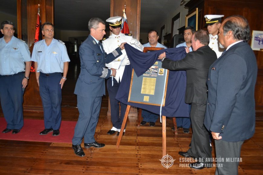 Entrega de placa y cuadro conmemorativo del Teniente (PM) D. Alfredo VÁZQUEZ a la E.A.M.