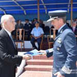 El Brig. BRUN hace entrega de la declaración de huéspedes de honor al Brig. "VGM" (R) MARTÍNEZ.