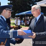 El Brig. (R) LATORRE hace entrega de un presente a un Oficial Instructor del Grupo Aéreo de la E.A.M.