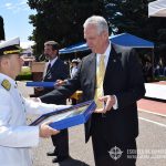 El Brig. (R) ROZZI hace entrega de un presente a un Oficial Instructor de la E.A.M.