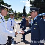 El Brig. BRUN hace entrega del diploma al Suboficial Cadete ascendido.