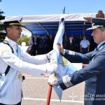 El Brig. BRUN hace entrega de la nueva bandera al Suboficial Ayudante Cadete LARSEN.