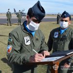 Oficial cusante firma el libro de oro del Escuadrón II Texan