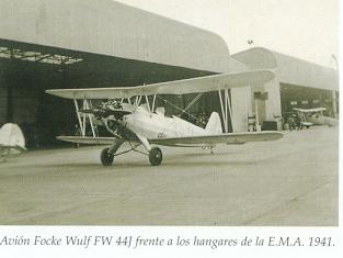 03-avion-Fokke-Wulf-44j-frente-a-hangar-de-la-ema-41-Pag-87.jpg
