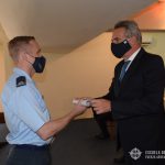 Ministro ROSSI entrega diploma a un oficial egresado del CBCAM