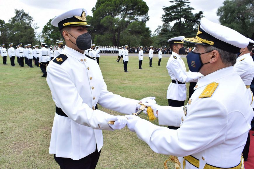 El uniforme de las Alas de la Patria