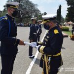 Brig. Perez Ortiz entrega diploma a Cadete de IV Año