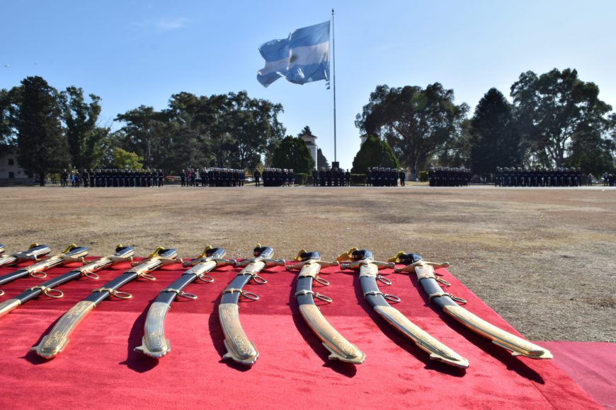 Cadetes de 1º Año recibieron sus sables y uniformes