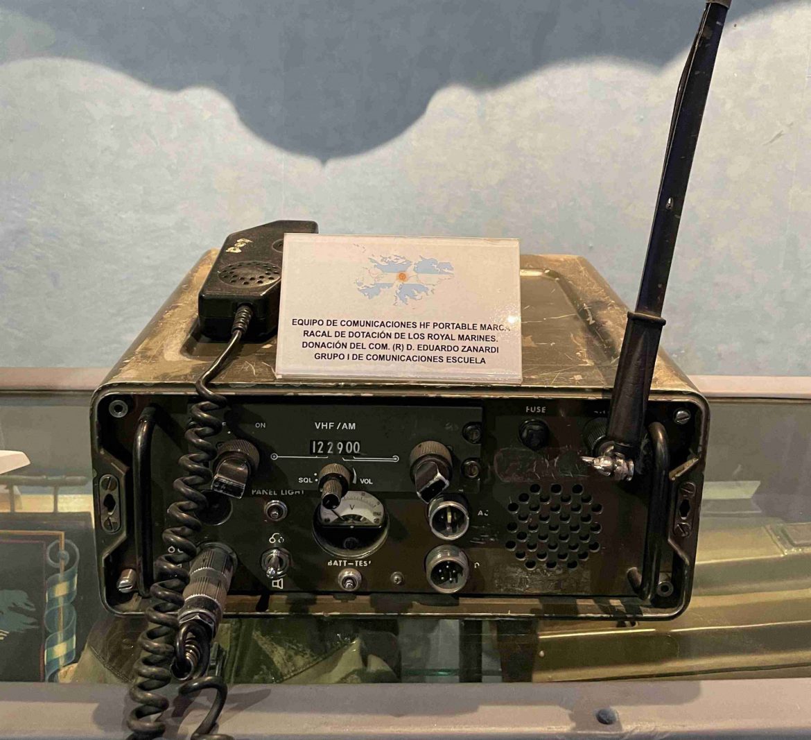 EQUIPO-DE-COMUNICACIONES-BRITANICO-scaled.jpg