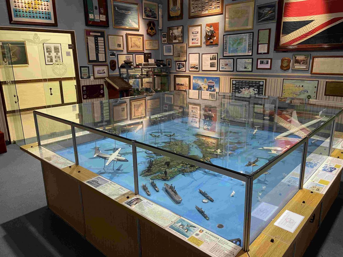 MAQUETA-AERONAVES-EN-MALVINAS-scaled.jpg