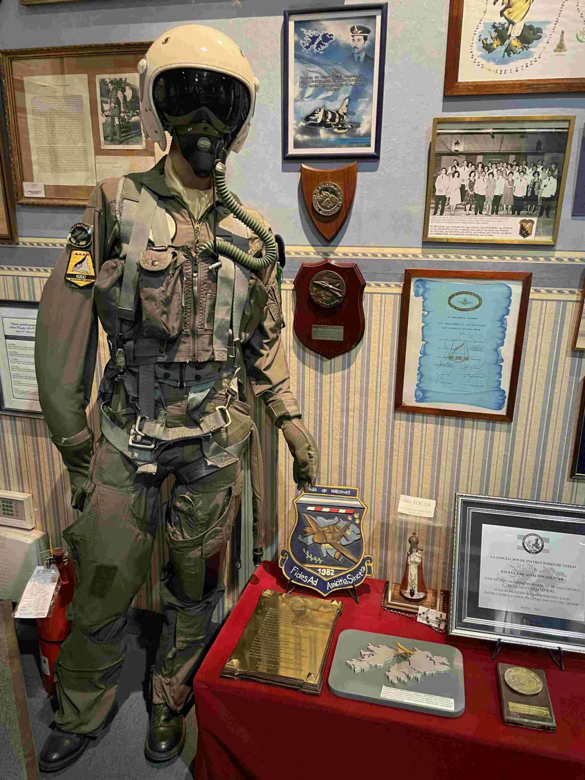 UNIFORME-VUELO-Y-TRAJE-ANTI-G-BRIG.-LATORRE-scaled.jpg