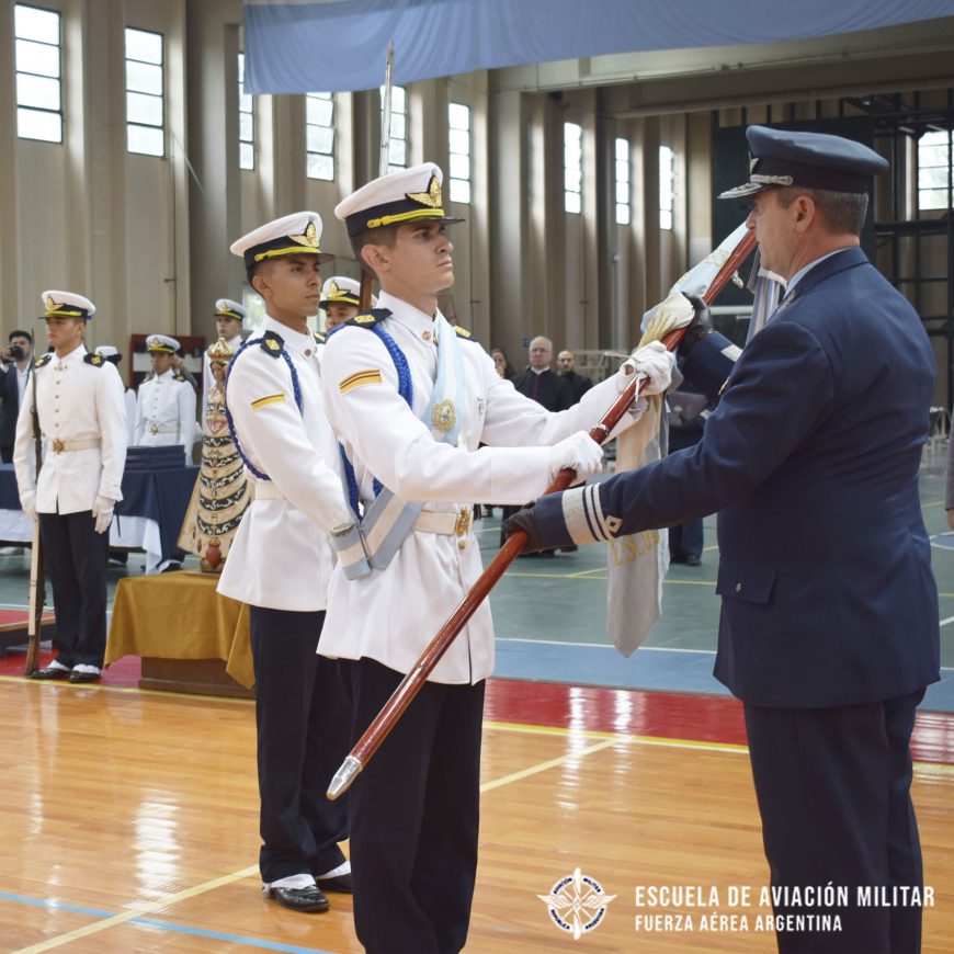 Cambio de Abanderado y Escoltas en la Escuela de Aviación Militar