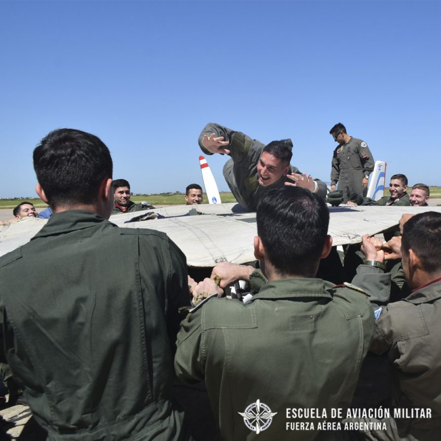 El Alférez RAMIREZ ALMADA: digno portador del pañuelo y los escudos del Grupo Aéreo Escuela