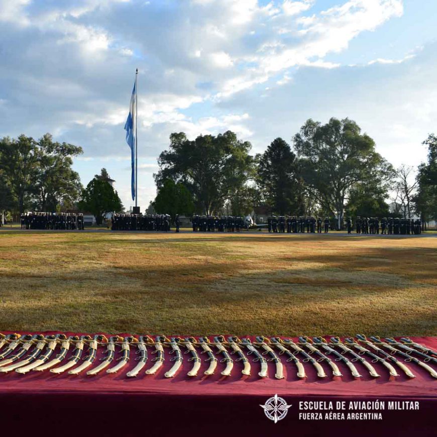 Cadetes de la Promoción XCV recibieron sus sables y uniformes